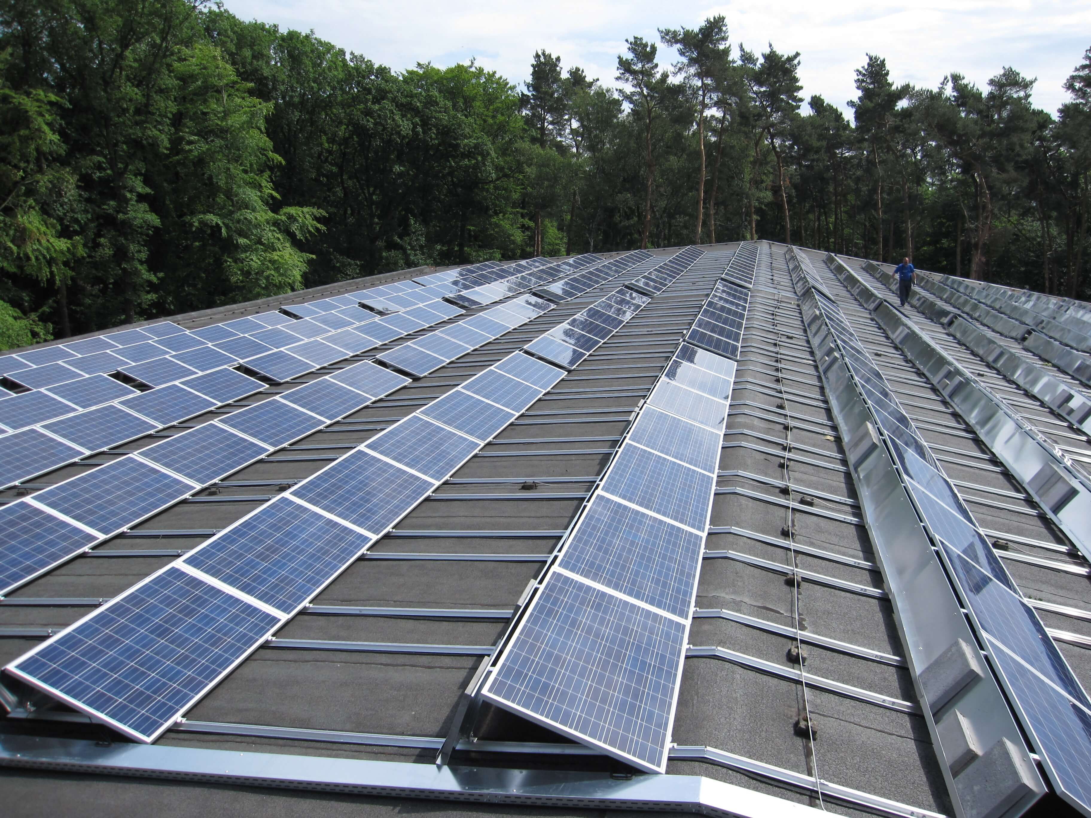 Installation der Photovoltaik Anlage des Fußball Verband Mittelrhein